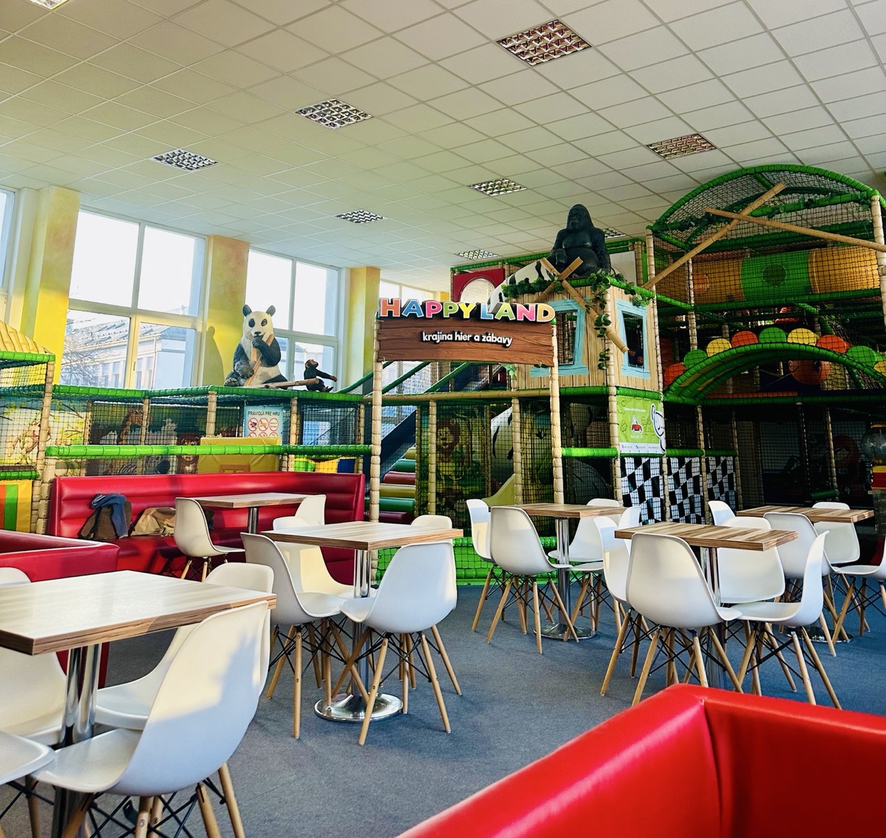 Rodinné sedenie s výhľadom na ihrisko