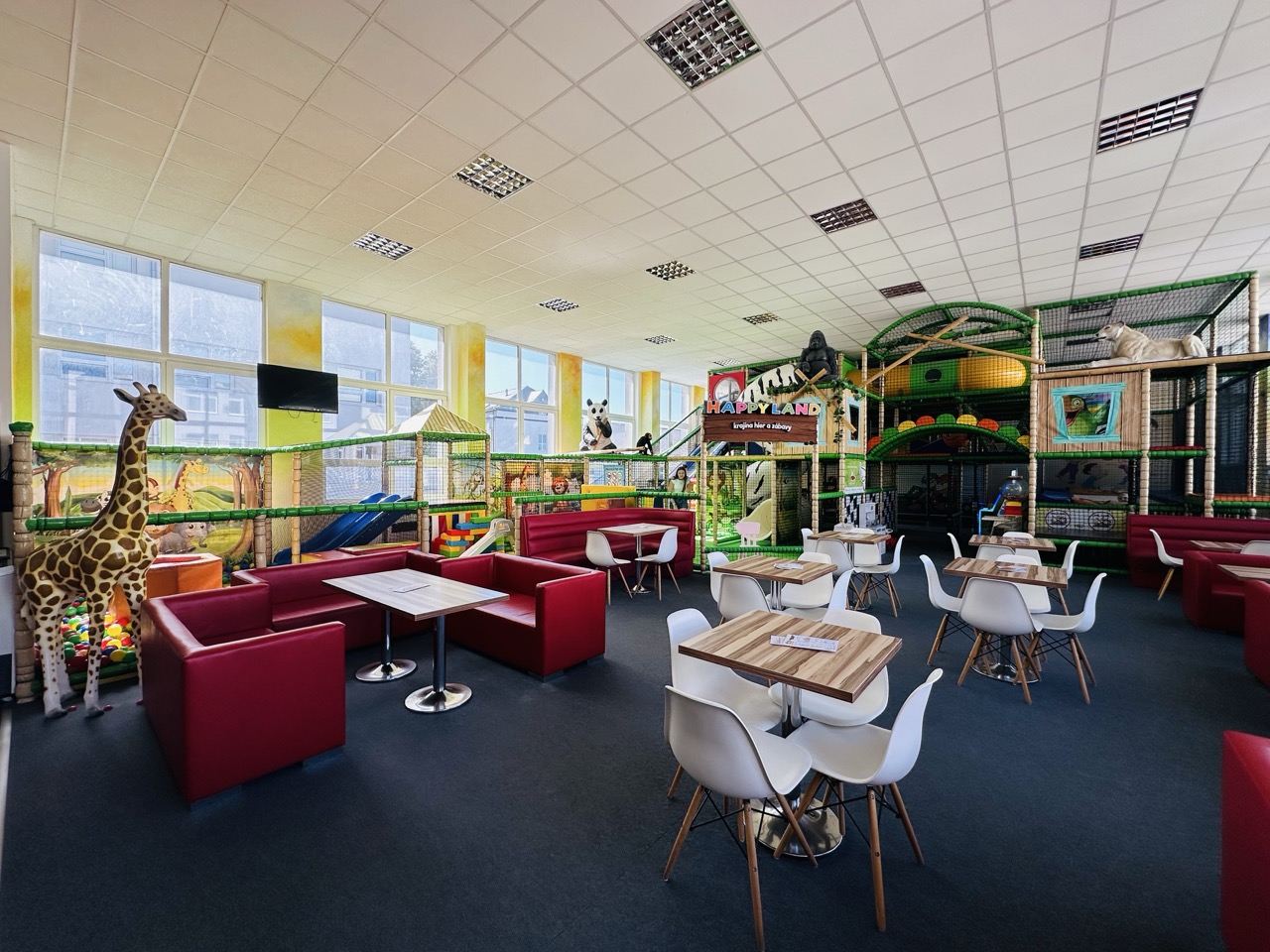 Rodičia relaxujúci pri sledovaní detí