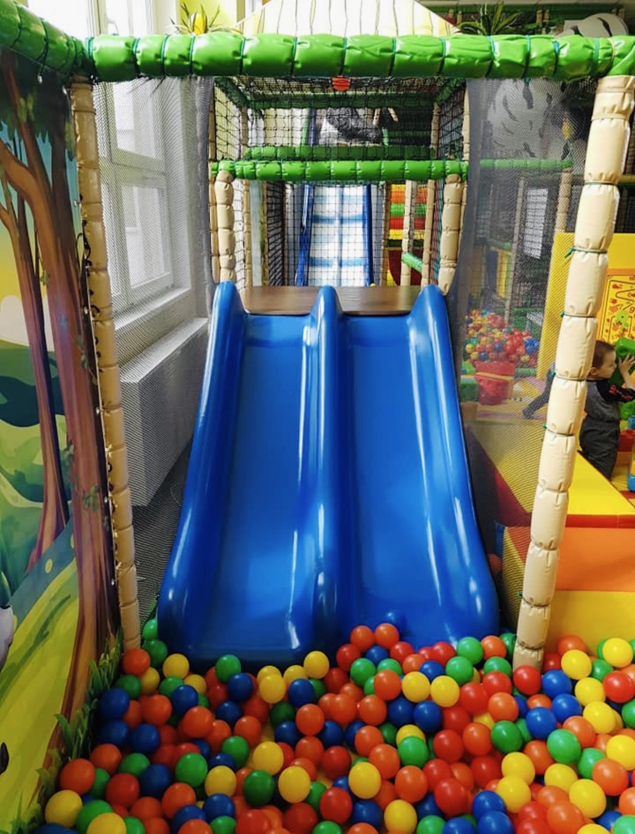 Farebné šmykľavky s guľôčkovým bazénom